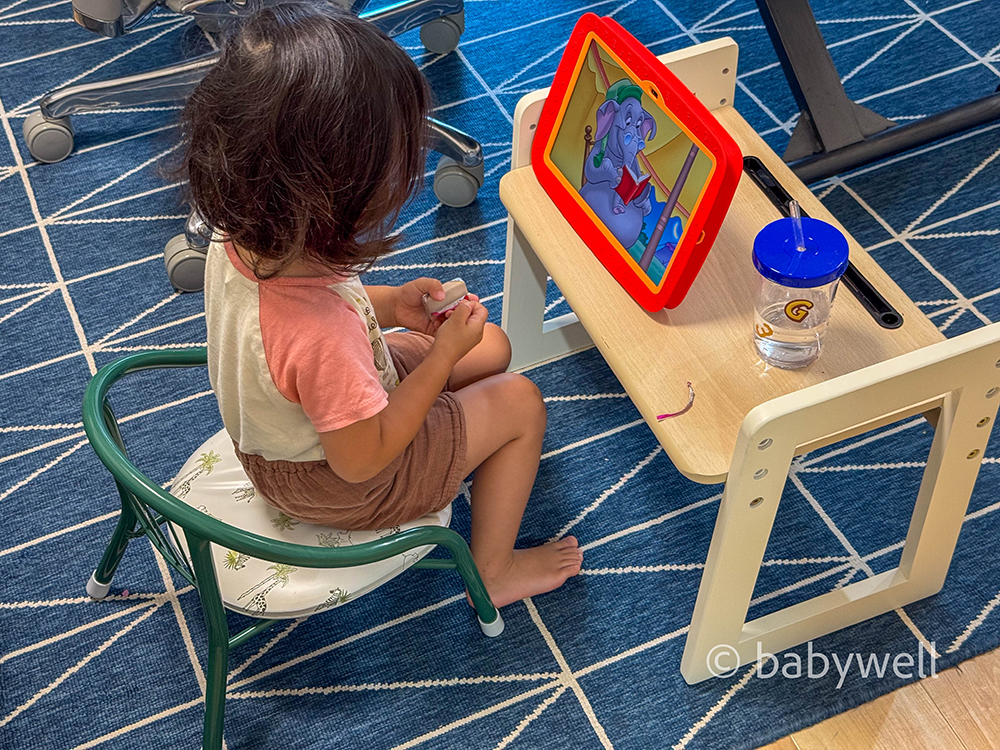 DWEタッチバージョンのタブレットで英語教材を見ている子供