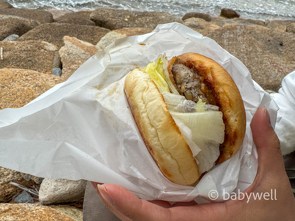 海岸で食べるいきまつバーガー