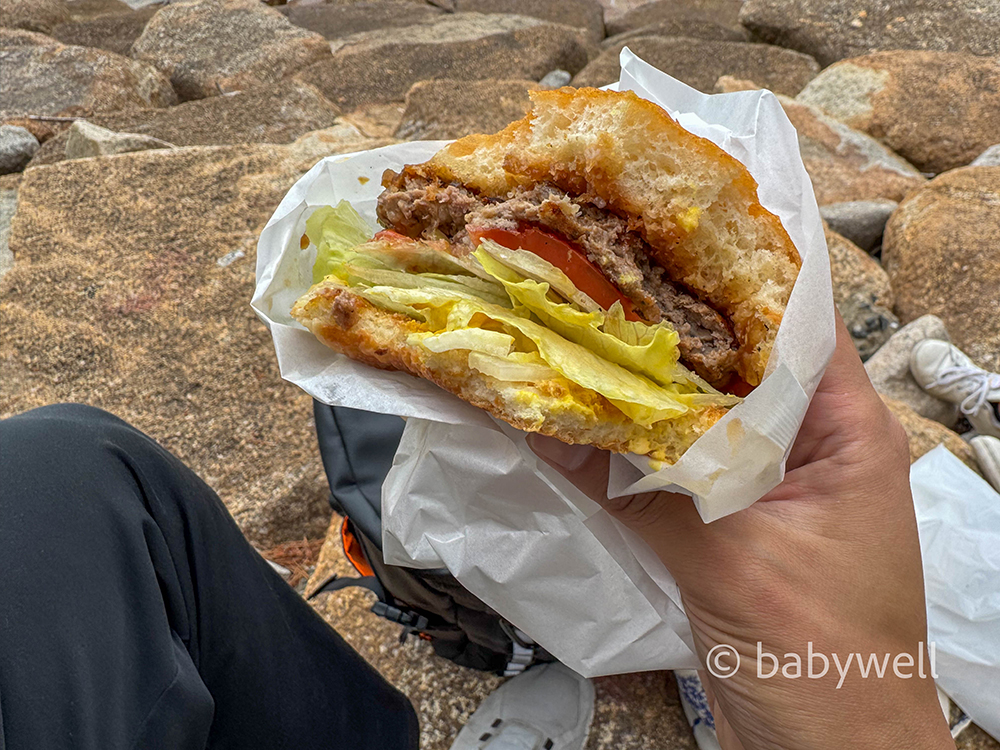 海岸で食べるいきまつバーガー