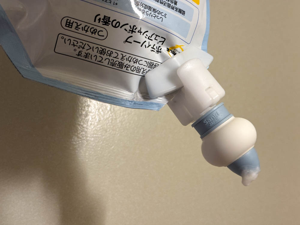 詰め替えそのままのポンプ先端に少し液が残っている様子